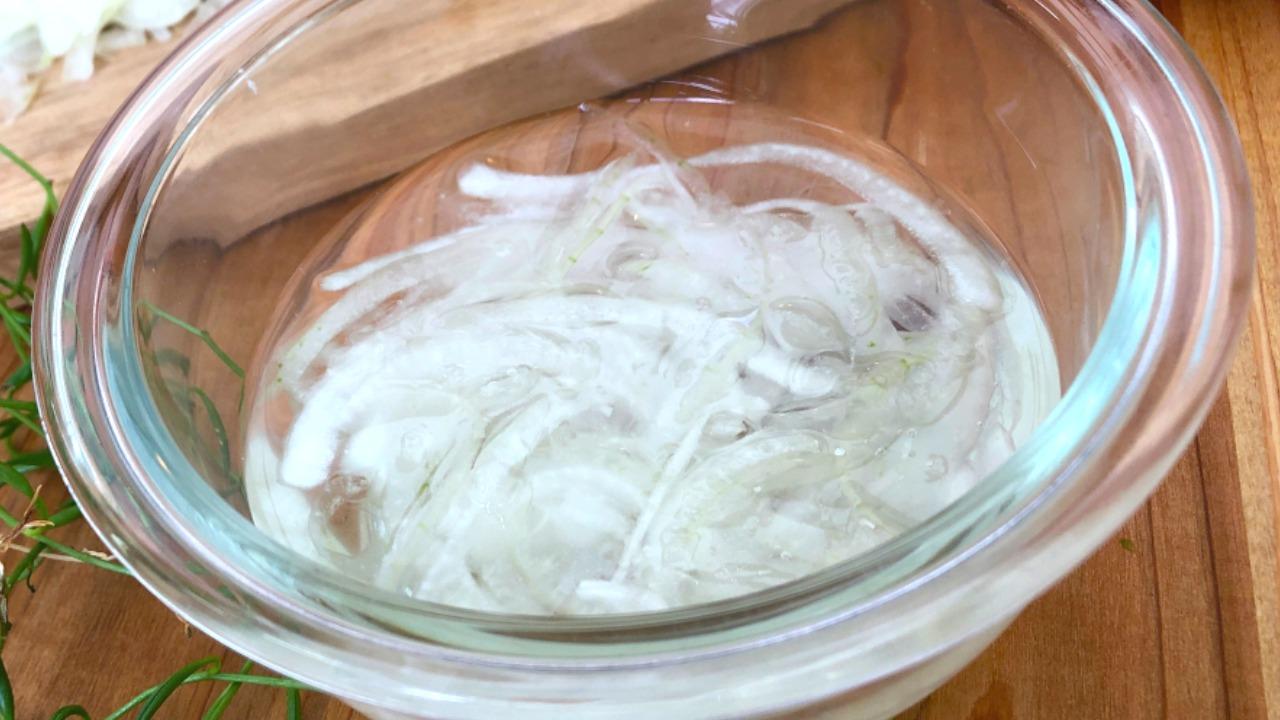 水にさらす？さらさない？ 栄養素を減らさない『オニオンスライス』はこう作る！ – grapeグレイプ