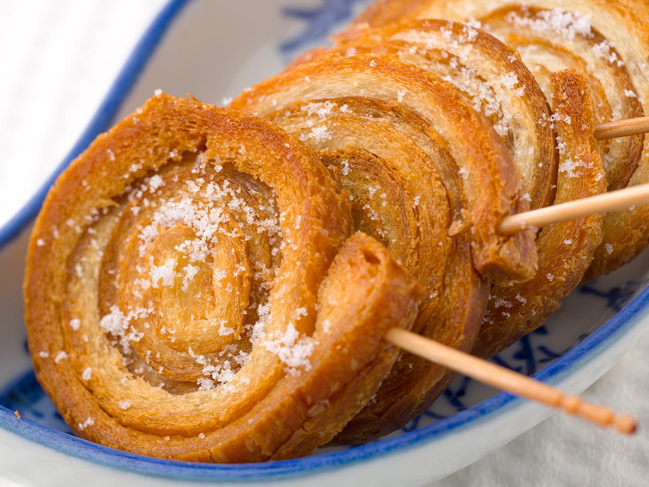 パンの耳でチーズとバジルのピザ風♪