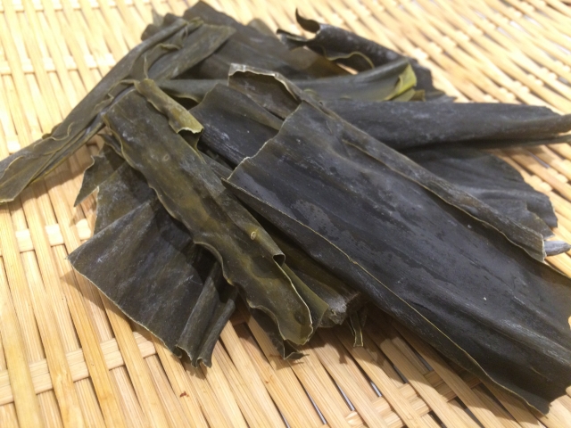 かりゆし 生昆布 乾燥昆布80g 3袋で送料込 名嘉食品 国産 北海道道東産 昆布 乾物 くーぶいりちーや煮物に – 創業75年 沖縄食材卸・販売うちなーむん ミヤギミート セット品は全品送料込