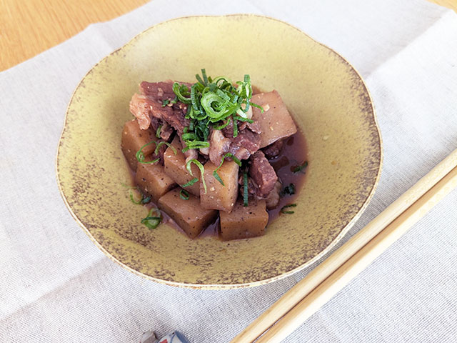 業務スーパーで「牛すじ串」を購入しました🍢﻿ ﻿﻿牛すじ串﻿ 税別😁398円・内容量10本入り﻿ 産地 中国産﻿ ﻿﻿ 業務スーパーで購入した 牛すじ串をおでん使ってみました🍢 ﻿ 串に刺さった状態で冷凍されてるから、そのまま入れるだけ👍﻿ ﻿ 味は、コリコリして弾力がクセに