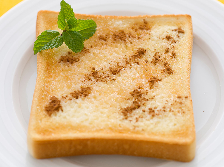 簡単でおいしい♪食パンでお手軽「シナモンロール風トースト」 - 朝時間.jp