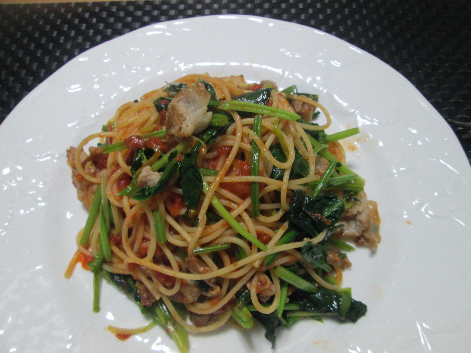 絶品！定番パスタ♪ ほうれん草とベーコンのトマトパスタ