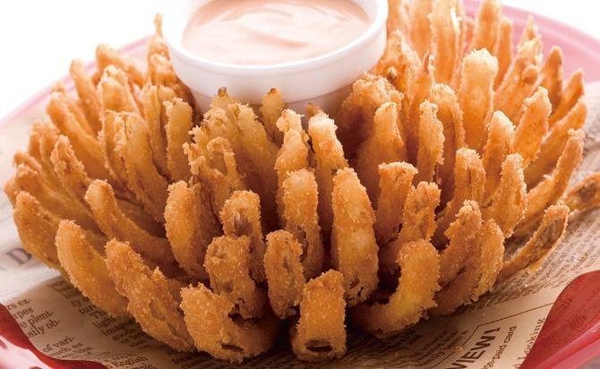 衣サクサク、中身シャッキっと食感を楽しめるパーティレシピ！ こんにちはHITOOMOIです🌷 今回は玉ねぎを2個使用した「丸ごとオニオンフライ」の紹介です！玉ねぎが傷む前に消費したい方必見👀 ---HITOOMOIの大量消費レシピ🔥--- 冷蔵庫に眠っていた玉ねぎを発見