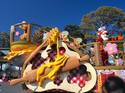 パルパル第3弾いよいよ始まりましたね🍭最初の週末にさっそく駆けつけました！ 情報では意外に空いてるとは聞いてたけど、週末だし油断できないよな開園待ちは確かにフレンジーやクリストに比べると穏やかな感じ。開園は9:00。余裕の徒歩で1stのヴァネロペポジに到着