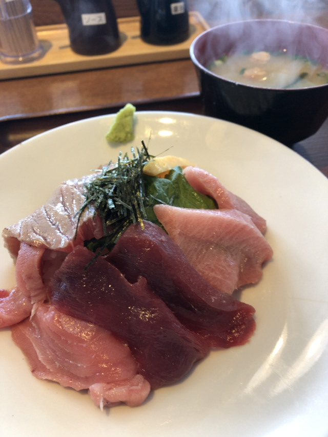 市場食堂まぐろとかめ ⁡ 仕事へ下関へ ⁡ ランチタイム前に入れた😋🍴💕 ⁡ すぐに満席🈵 ⁡ お高いだけあって美味しかった😋 ⁡ ⁡ 〇市場食堂まぐろとかめ ○ 〒750-0005 山口県下関市唐戸町５−５０ ○ 支払いは現金のみ 食券購入 ○ 観光客も多い ⁡ Google ↓↓↓https