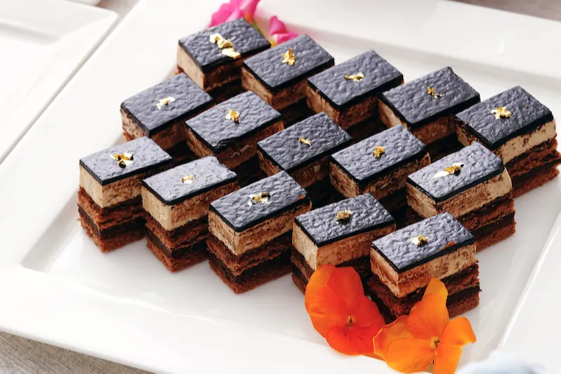 ドルチェ＆ガッバーナの春限定“幸せを運ぶ”鳩型スイーツ「コロンバ」シチリア着想のオリジナル缶で - ファッションプレス