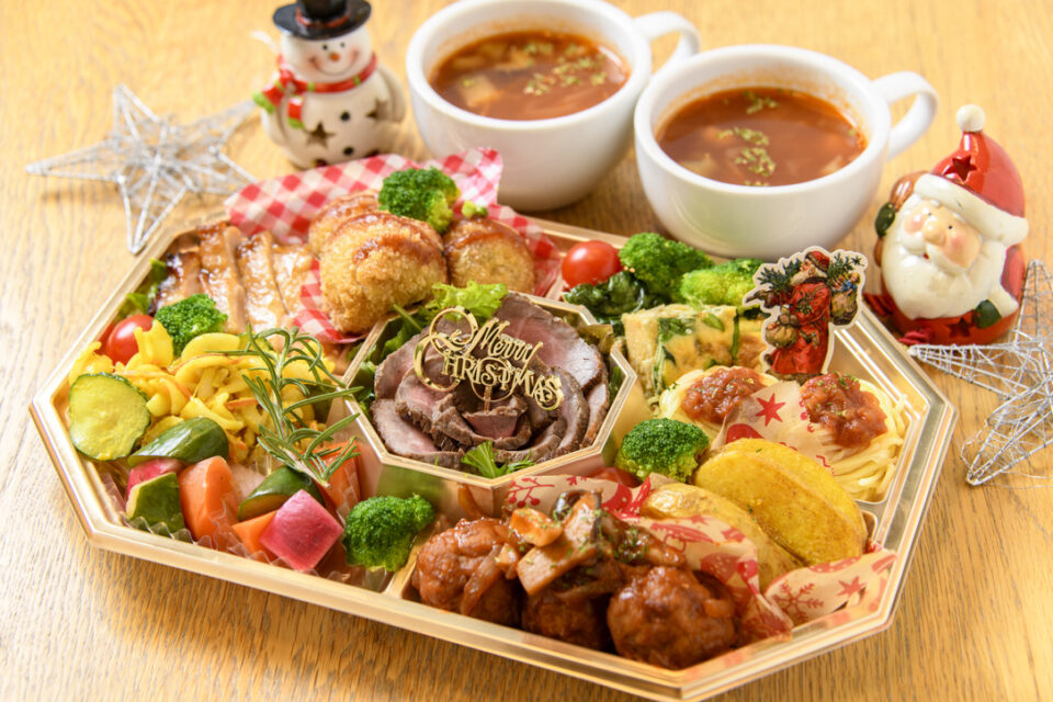 クリスマス仕様の旦那弁当🎅🏻 サンタさんの顔がゆるくてかわいい❤️ クリスマスの季節の街がキラキラしてるの大好き！ ただ、寒いのは苦手です@ukashokudou ☜他のレシピや投稿を見るクリスマス弁当クリスマス料理お弁当お弁当記録旦那弁当お弁当