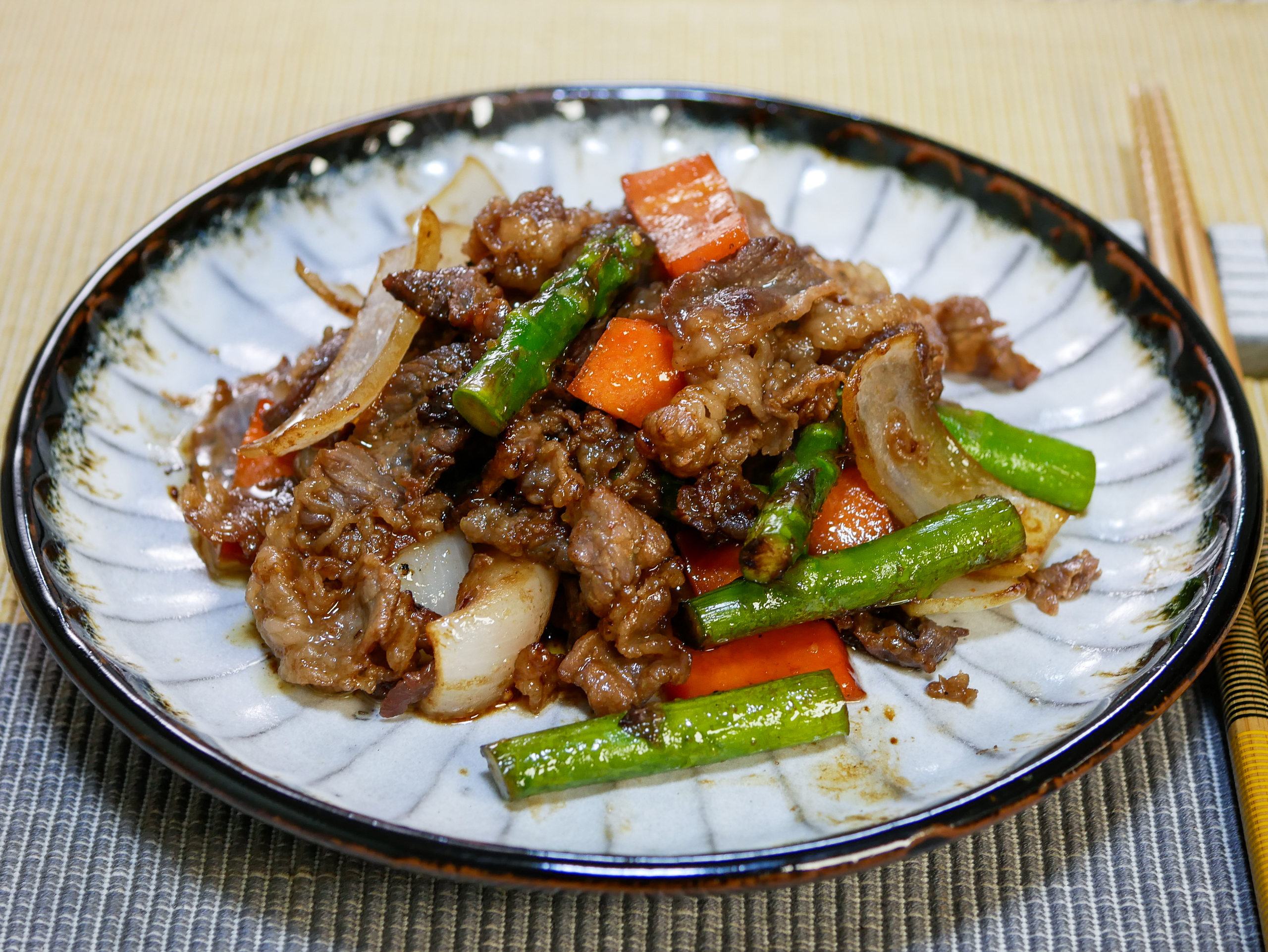 ごはん泥棒！業スー「牛焼肉たれ漬け」は忙しい時の救世主♡炒めるだけでメインおかずが完成！ - トクバイニュース