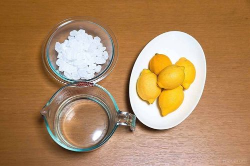 自家製レモンリキュールの作り方, ※お酒は二十歳になってから, @bar_lemonpeel_yushima.ueno , レモン 16個,スピリタス 500ml, グラニュー糖 100g, 水 50g 200ml, 水あめ 1 2スプーン,レモン 今回は広島県産を使用 を水で洗って綺麗な布巾などで水気を拭き取る。, 包丁やピーラーを使って皮を剥く。,