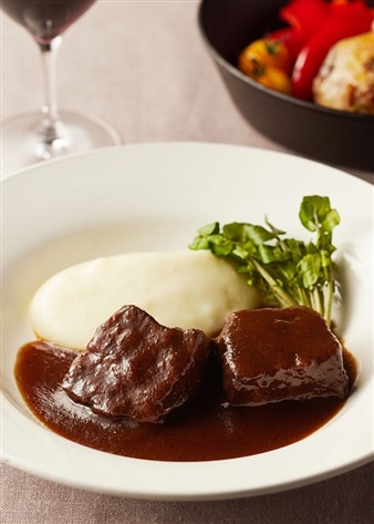 千 麻子「うつわと料理」牛ほほ肉の赤ワイン煮込みとダンスクのディナープレート - SUMAU -あなたの日常に、心動かす出会いをデザインするモリモトのWEBメディア