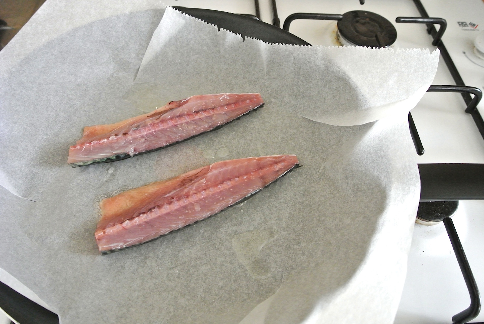 鮭のフライパンでの焼き方！身はふっくら、皮はパリッと仕上げるコツほほえみごはん-冷凍で食を豊かに-ニチレイフーズ