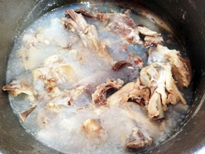 地鶏の鶏ガラスープの取り方・お雑煮の作り方 – 50代からの夫婦ふたり暮らしの食卓