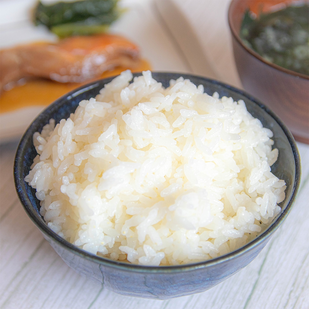 れんげ米とアカシア蜂蜜でつくる鮭の炊き込みご飯