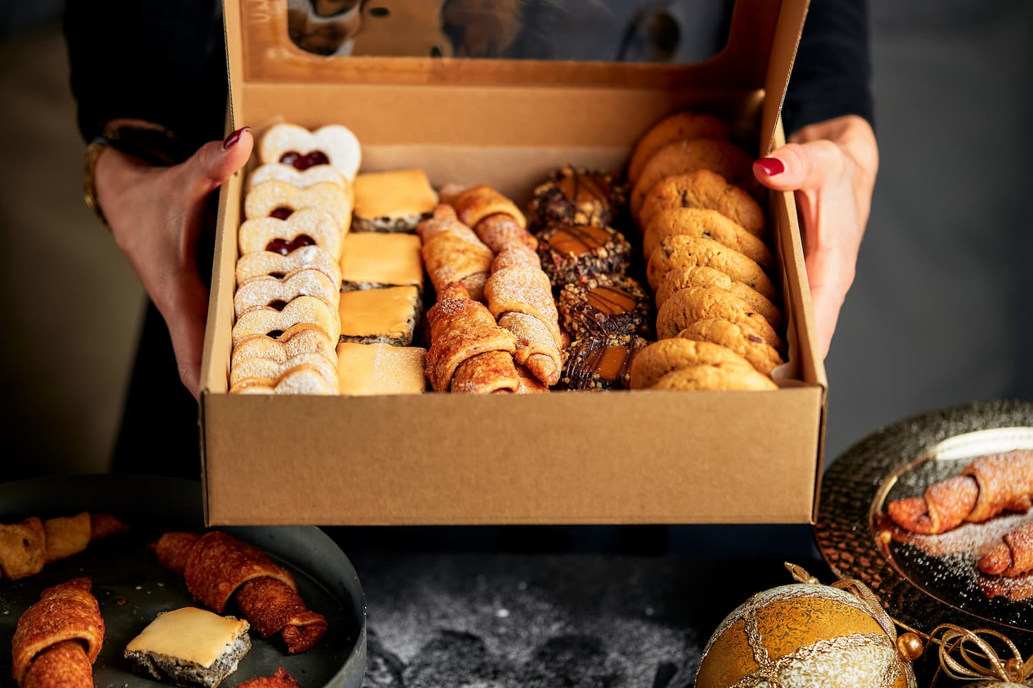 バレンタイン‪︎ ♡ 長女が彼氏のために作ったお菓子box 📦 ̖́-バレンタインバレンタインお菓子バレンタイン手作り手作りバレンタインお菓子作りお菓子ボックスお菓子詰め合わせベイクドチーズケーキトリュフフロランタン絞り出しクッキーアイス‬