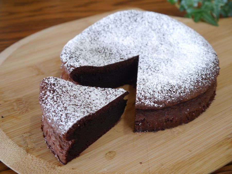 簡単スイーツ 炊飯器で作る濃厚ガトーショコラ！！, 炊飯器に入れるだけで簡単に出来ちゃいます！！,材料 , 板チョコ🍫：4枚,牛乳：200㎖, ホットケーキミックス：100グラム,作り方 , ①炊飯器に砕いた板チョコ、牛乳を入れる, ②通常炊飯を10分してチョコを溶かす,③10分たったら炊飯器内でチョコと牛乳をしっかり混ぜる, ④ホットケーキミックスを入れてしっかり混ぜる,