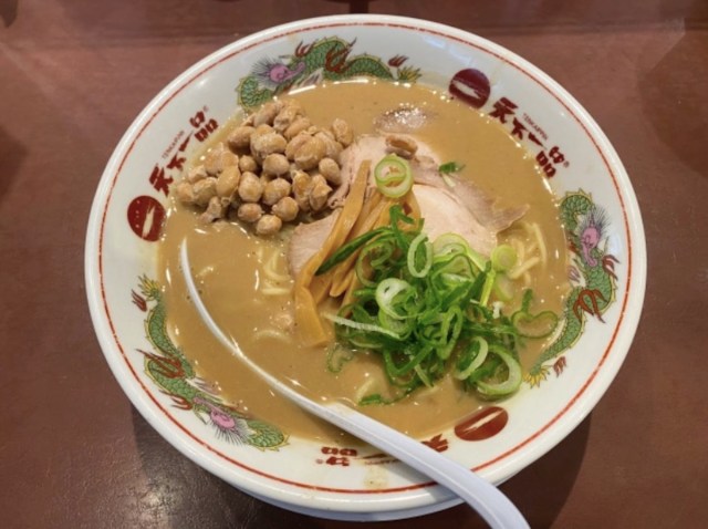 まさかの展開 いろんなとんこつラーメンに納豆をぶちこんでみたら「上品な一杯」が爆誕したロケットニュース24