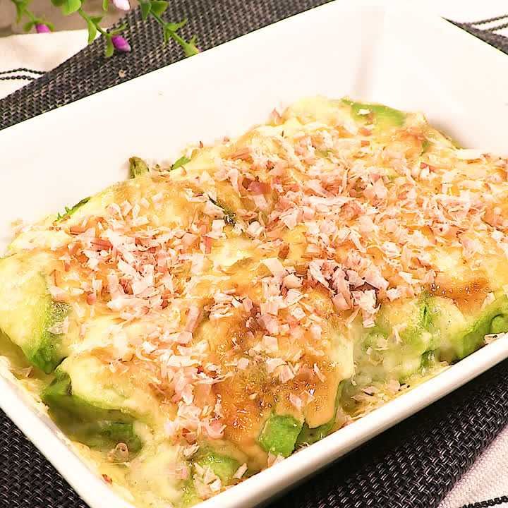 魚介とチーズ、アボカドのディル風味セルクル仕立て