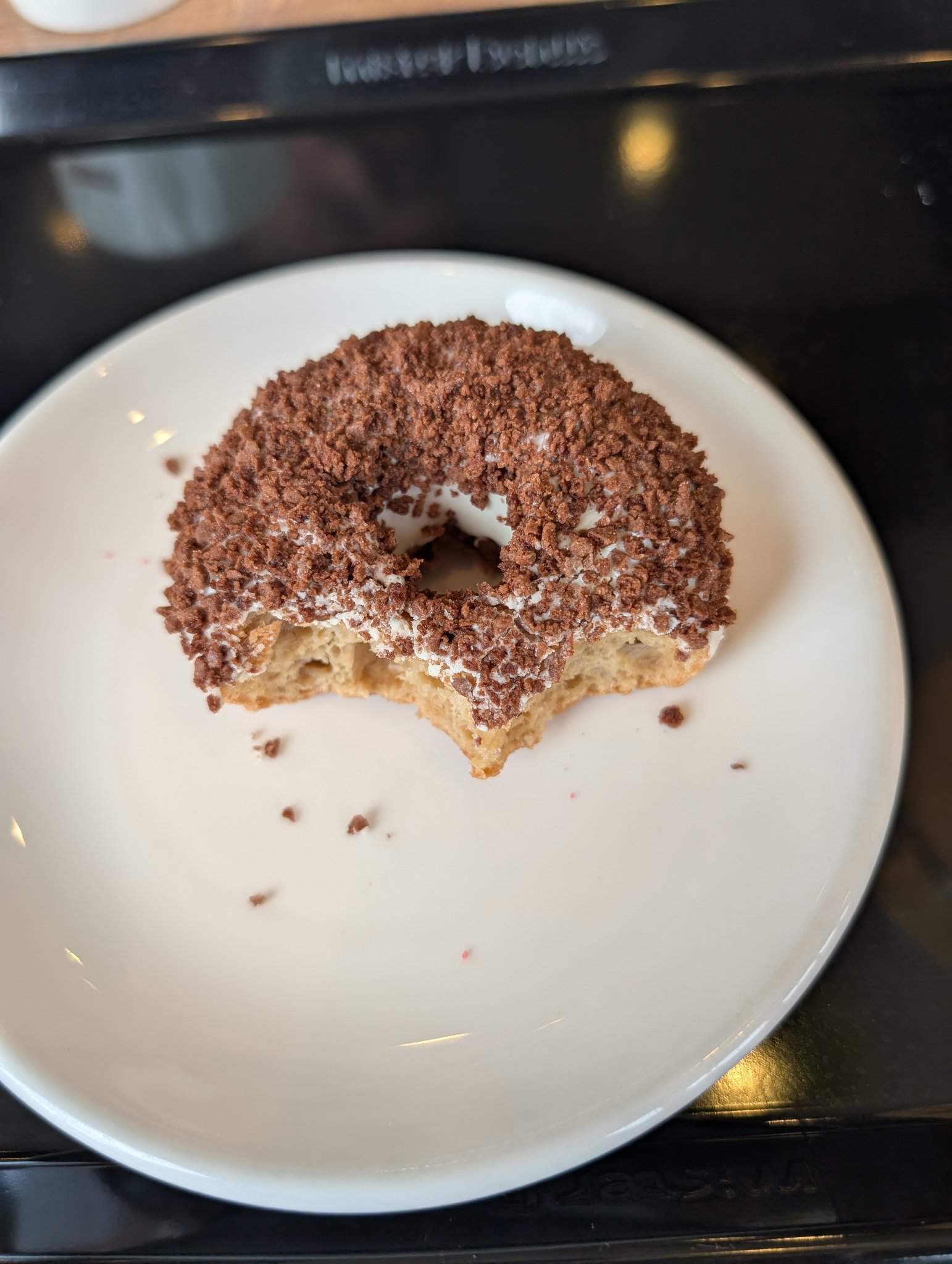 ミスタードーナツ「しっとりマフィン キャラメルアーモンド」キャラメルクリーム入りの新作マフィン - ファッションプレス