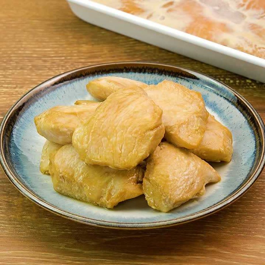人気の鶏むね肉がやわらかくなる下味冷凍の作り置きおかず。むね肉しっとりたれマヨ焼き - つくりおき食堂