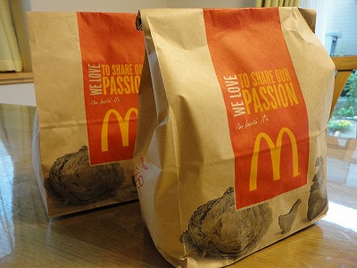 マクドナルド 「朝マック」7つのトリビア公開！ 名前の由来は？ マフィンの上の謎の粉、実は- イザ