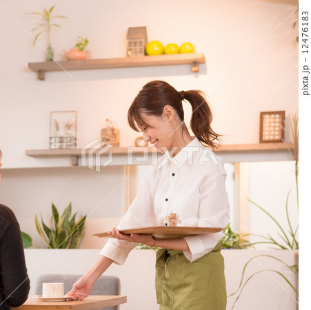 若くて可愛いカフェ店員の写真素材87635209- PIXTA