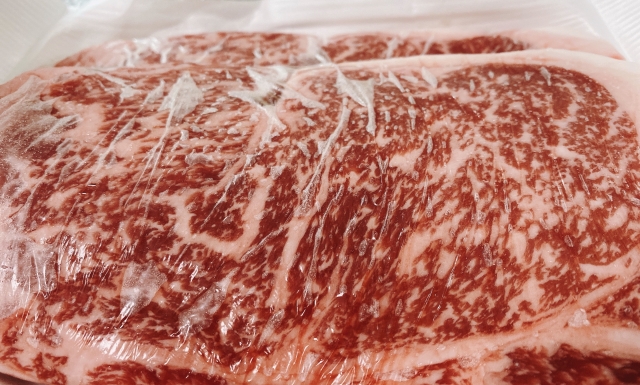 噛むたびに旨味が溢れ出す！家飲み・BBQに！「黒」「赤」「白」の3色牛ホルモン！ジンギスカンと天然ジビエ 肉のスズキヤ