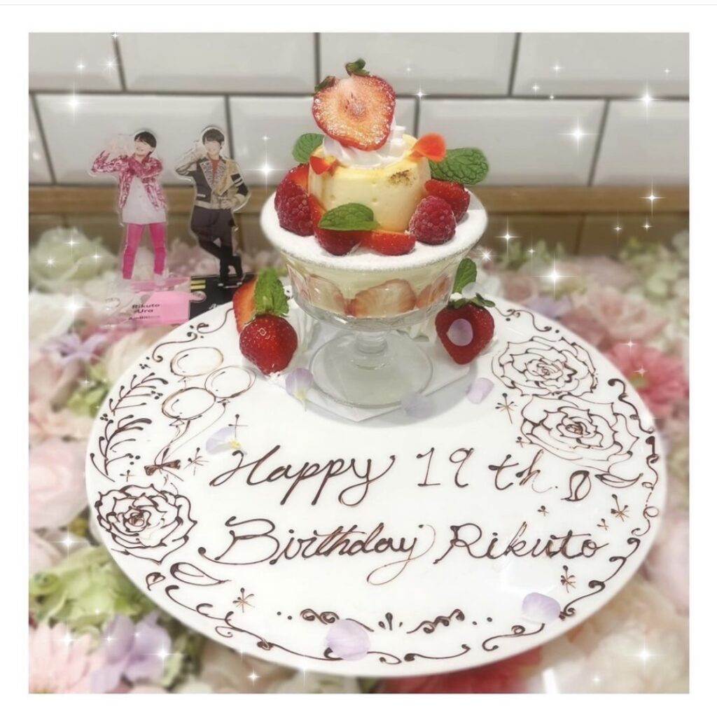 大阪 なんばにある東急ステイ メルキュール 大阪なんば@mercure_osaka @mercuretokyustayosakanamba2階にあるレストランCENTRE M ~ｻﾝﾄｴﾙﾑ2 28冬季限定 『苺とショコラの贅沢パフェ』 ¥2,000 税込 ✴︎14時から提供たっぷりのいちごに 濃厚で滑らかな