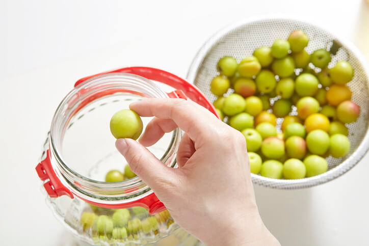 趣味の漬物 梅干し作り 昔ながらの酸っぱい梅干し - YouTube