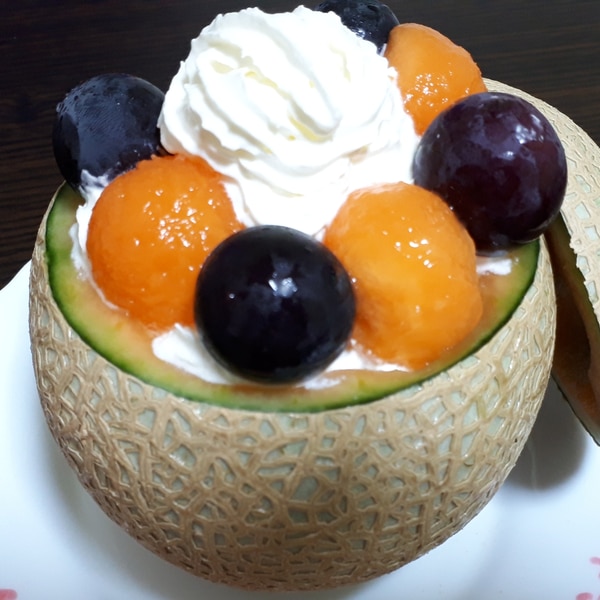 パフェ始めました🍨 季節の果物🍈メロンパフェ たっぷりメロンと、アイスクリーム、手作りシフォン、日替わりプチケーキなどが乗ったスペシャルパフェ。店主お気に入りのパフェを是非ご賞味ください。 カフェタイムにてご提供いたしております。 ¥780 営業日: 木、金、土