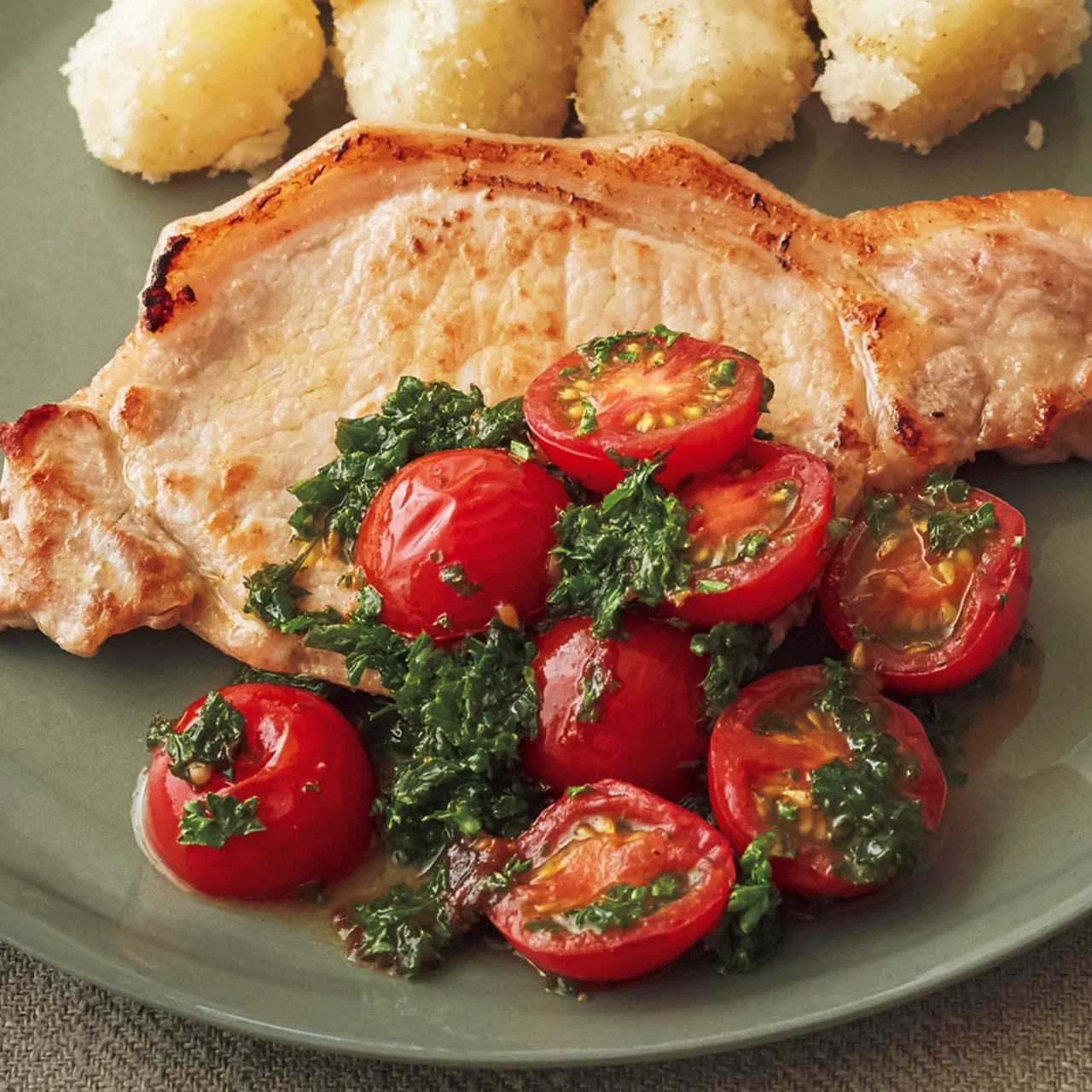 フライパンで約20分！簡単「鶏胸肉のフレッシュトマト&パセリソース」作り方・レシピ。 - こにはめも