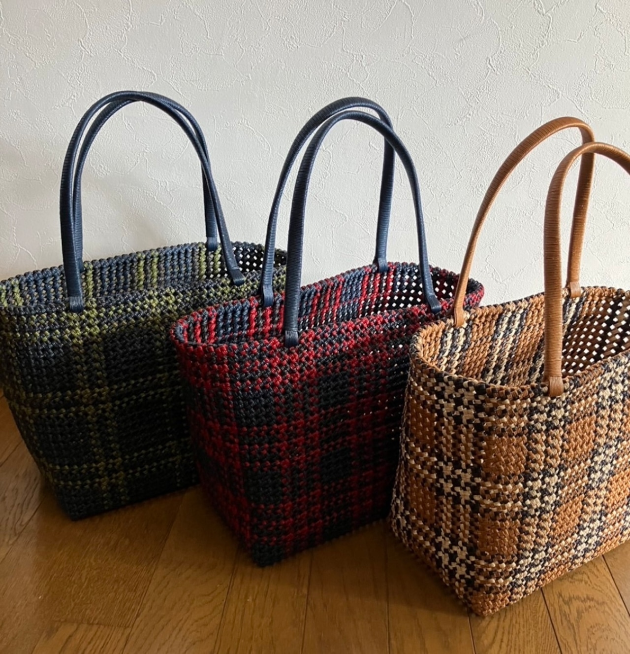 エコクラフト カゴバッグ クラフトかごバッグ。エコクラフトかごバッグ。 黒・白・水色 。ハンドメイド ハンドメイド エコバック テラコッタ色籠かご カゴ バッグ エコバッグ 手作り 手づくり かごバッグ カゴバック 籠バッグ かばん カバン 鞄stn001A- 和歌山