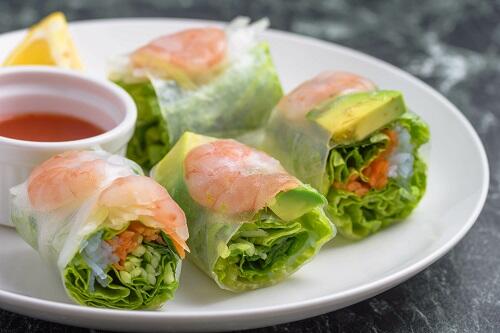 春巻、半分にカットし皿に盛り付けの写真素材83510986- PIXTA