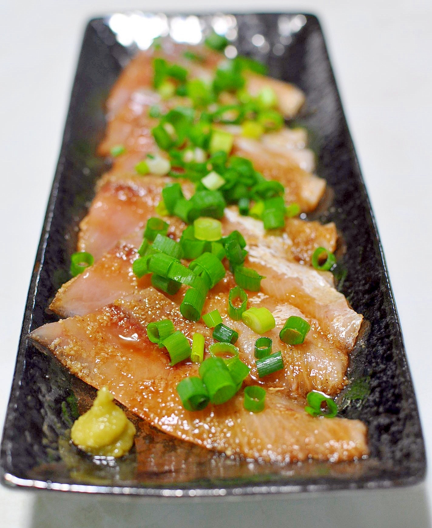 ぶりの漬け刺身、刺身用ブロックのまましょう油タレに漬け込みます。 - 魚料理と簡単レシピ