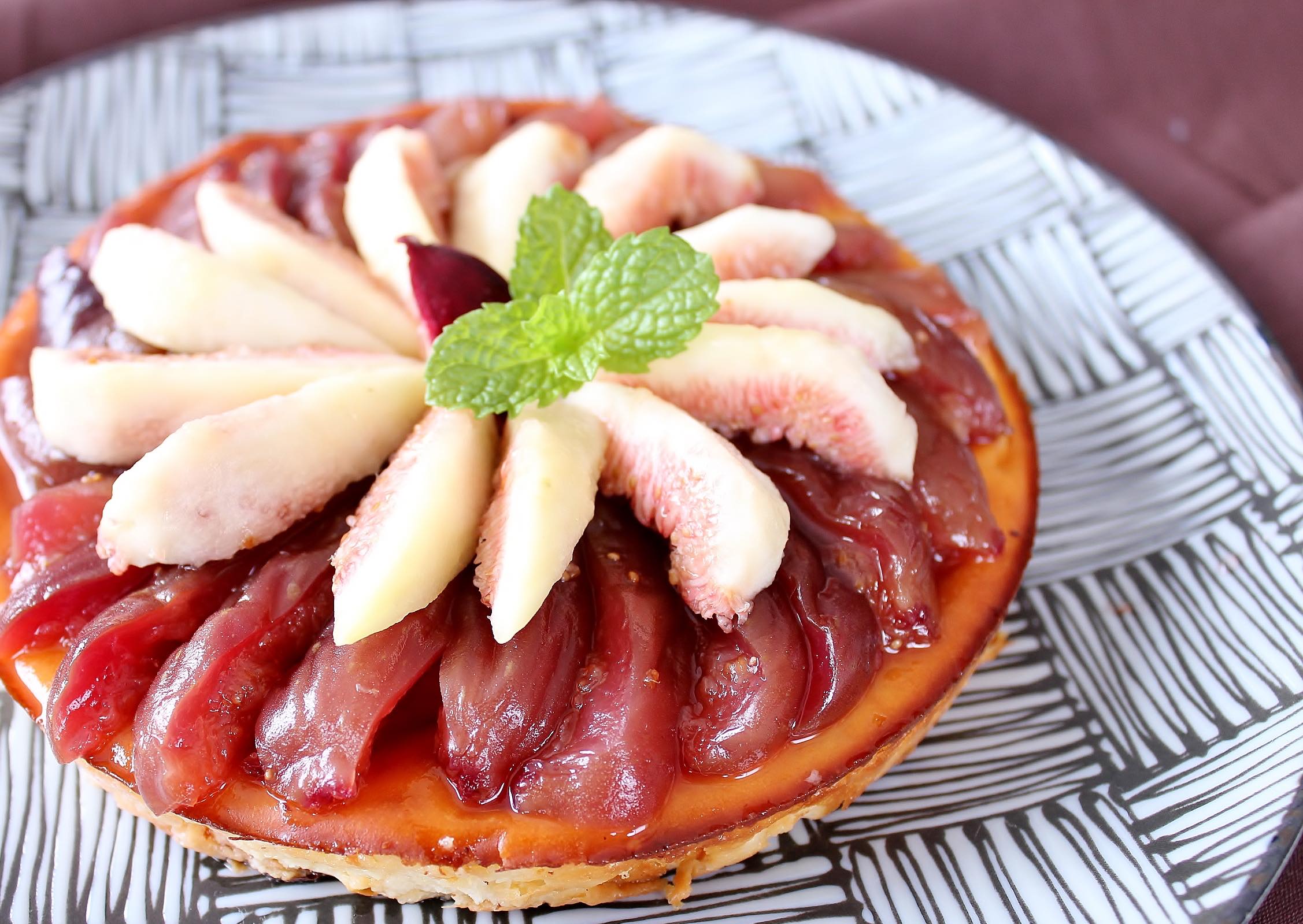 フレッシュいちじくの ソイヨーグルトケーキ フレッシュないちじくを ソイヨーグルトのパウンドケーキ生地に トッピングして焼きました。 焼けたいちじくときび砂糖がとろけてキャラメル状に香ばしく。 ソイヨーグルトを加えた パウンドケーキ生地は爽やかさとコクを