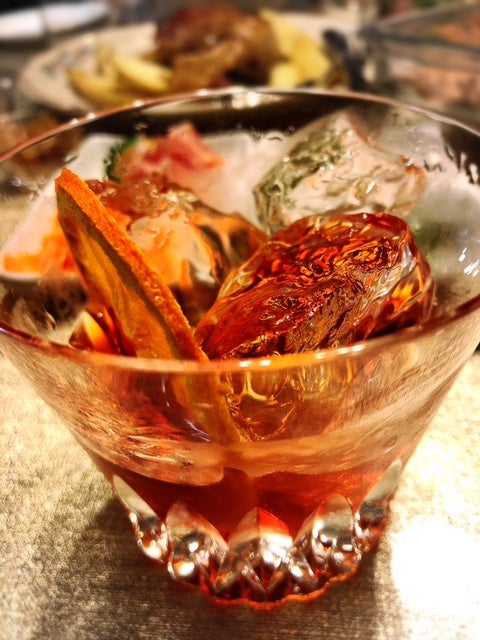 ◇銀座Hexagone通信◇ 11 28 木 晴 ◻️本日の営業時間 18:00-26:00 自家製ドライフルーツ カクテルのガーニッシュ 飾り に欠かせないカットフルーツですが、当店では自家製のドライフルーツを使用しています。濃縮された果実味がジワジワと染み出します。銀座