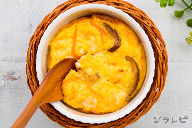 不足しがちな栄養素「カルシウム」を多く含んだ擬製豆腐のレシピを紹介します！比較的家にあるもので作れる料理で、中に混ぜる具材を色々な食材で置き換えてもおいしいと思います！ たんぱく質が豊富な豆腐と、ビタミン豊富な卵を使っているので必要な栄養素を補いやすい