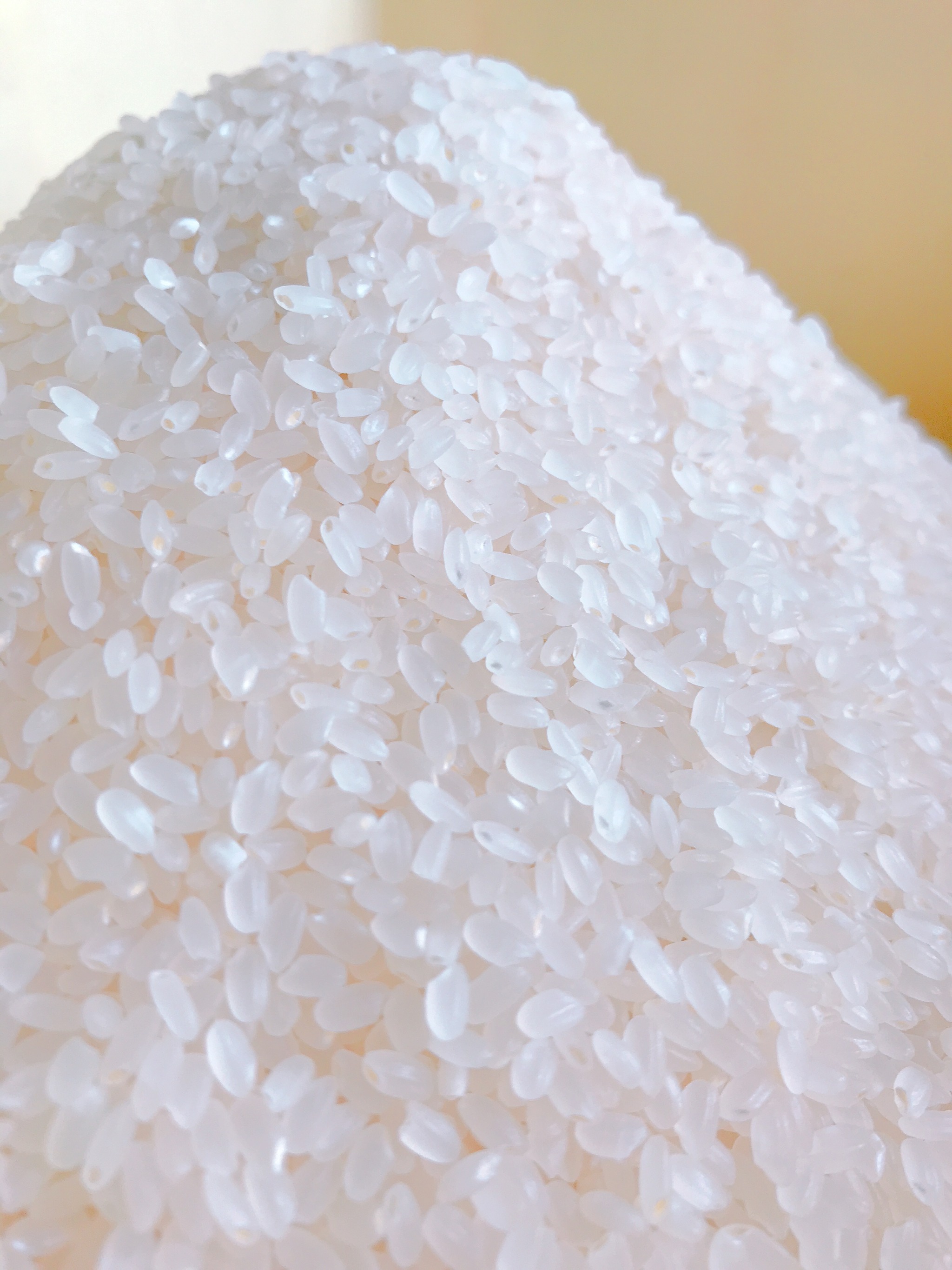 お米1合は何グラム？炊く前・浸水後・炊いたあとの重さについて解説 - macaroni