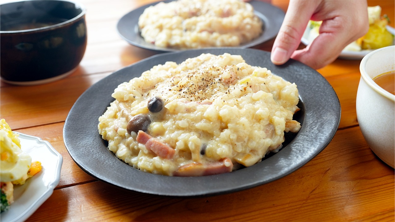 ご飯とチーズの相性バツグン😍今回紹介するのは、チーズリゾットです🧀 このチーズリゾットは、とっても低脂質で簡単料理🔥生のお米から作るので、早く作れるのも有り難い😭 気になる方は、お試し下さい🙇‍♂️ ———————————————ここまで見て頂きありがとうございます