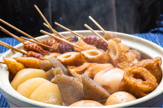 夏野菜を大鍋で炊き、味を含ませた「夏おでん」。冷たいビールと一緒にいかがですか