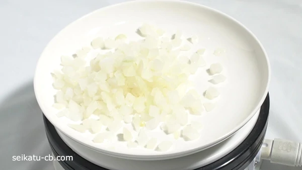 odangosyufu から他の投稿も見れます🌟 ・ ・ ▽業務スーパー▽ ＊スライスたまねぎ ＊148円 ＊500g ＊中国産🇨🇳 レポ✏️・年中価格が安定してて 食費節約に必須の冷凍野菜🧅 ・カット済みだから そのまま使えて時短にも🥹✨ ・生の玉ねぎみたいに シャキッと感は減る