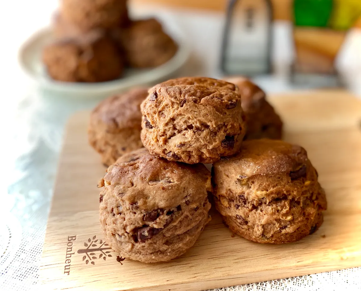 塩味系スコーン コーンスープにも 目玉焼きにも ビールにも合う‼️ 砂糖不使用ですが、 フライドオニオンの コクと甘味を感じられます。チーズパウダーと ブラックペッパーもいい香りとアクセントになっています。 是非。焼き菓子 焼き菓子店スコーン おかず系