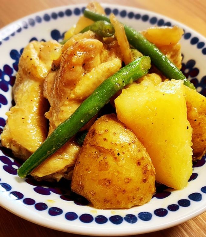 とろとろサムゲタン風スープ＜材料 2～3人分 ＞ 手羽元 6本 にんにく 1片 しょうが 20g 長ねぎ 1本 米 大さじ3 酒 大さじ2 塩小さじ1 ごま油 小さじ1 水 600ml お好みでごま油と黒こしょう 適量 ＜作り方＞ 1.にんにくとしょうがは皮をむいて薄切りにし、長ねぎの