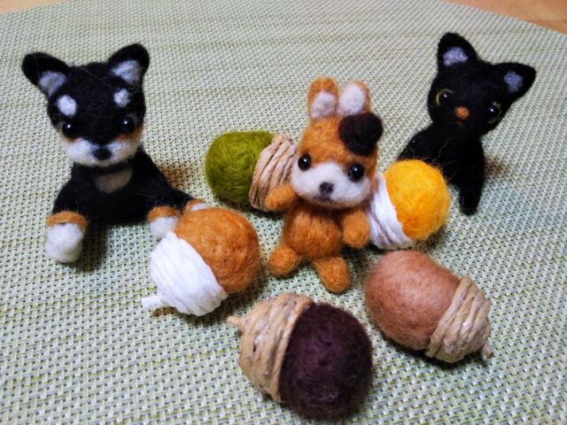 ドングリガーランドの作り方。どんぐりのかさとフェルトボールで秋のインテリアをハンドメイド。クリスマスの飾り付けにも。How to make Feltball acorn garland. - YouTube