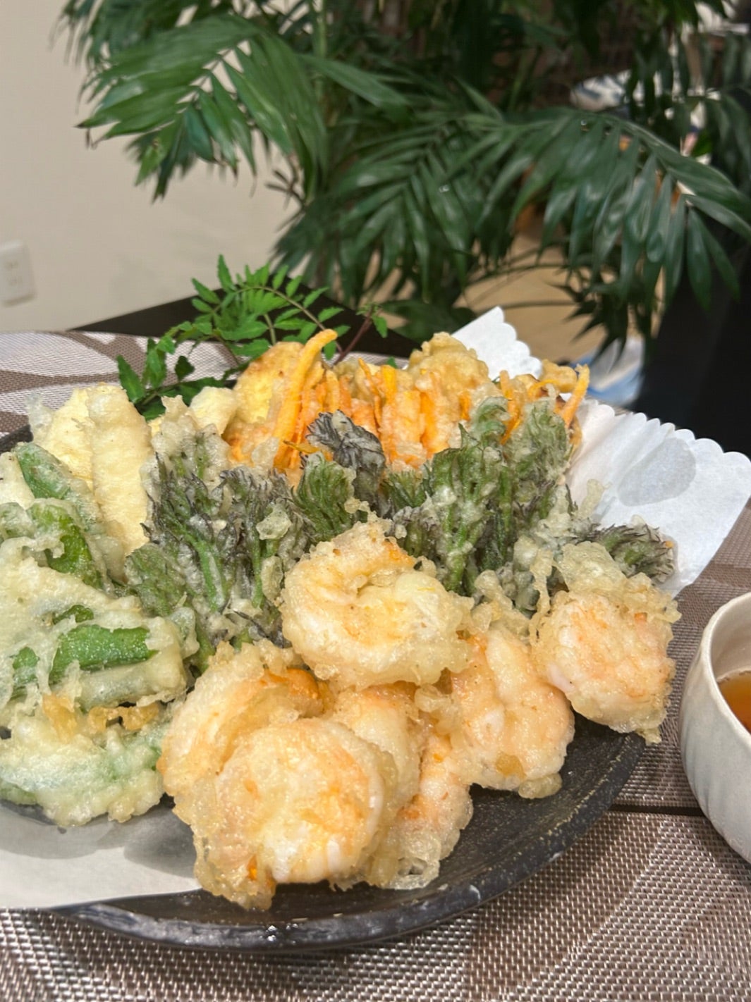 ちょっと衣が固かったですが華さくりという天ぷら粉に冷した炭酸水入れるだけ 揚げたいものに薄力粉を薄くつけて、衣つけて しばらく放置 次の食材に薄力粉つけてるひっくり返してちょっとしたら取り出すあ！人参とかいんげんは下茹でして火を通してある！だから