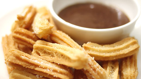 チュロス ブラジル、メキシコ、スペインの典型的な揚げ菓子 小麦粉と水で作った円筒形の形 砂糖またはシナモンの層をまぶしたPremium写真