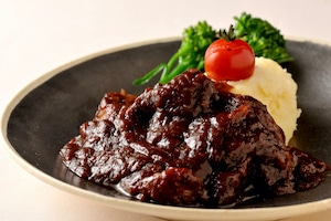 牛ほほ肉の赤ワイン煮込みビーフシチュー仕立て もお店自慢のメインメニューのひとつです♪じっくり煮込んでホロホロと柔らかくなった牛ほほ肉