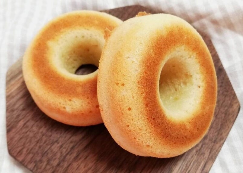 焼きドーナツレシピ＊ ※2024.4.28追記型に塗るバターは溶かしバターと記載しましたが、バターを直接型に塗る方が型から外れやすいので訂正して追記いたします。 ホットケーキミックスで簡単 「 焼きドーナツ」の作り方。 ポイント ▷型にバターを塗ったら冷蔵庫に入れる