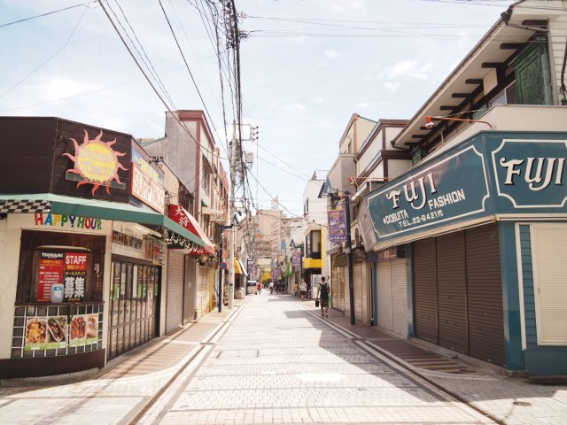 横須賀市 どぶ板通り食べ歩きグルメ☆海軍に因んだ揚げたてカレーパン！フォークデュオのコラボから誕生 うみのとなり- エキスパート -Yahoo!ニュース