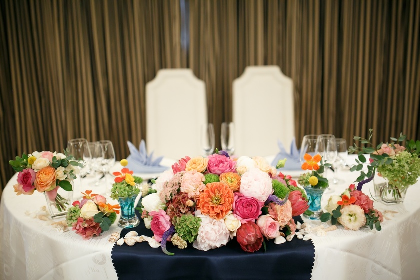 おしゃれも節約も叶う 小物を使った高砂席装花 タイプ別コーディネートゼクシィ