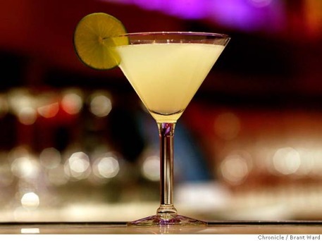 🍸✨🍹✨ 今日の カクテル言葉 ✨🥃✨🍸 本日もお疲れさまです🍸 その日の誕生酒にまつわる「カクテル言葉」を紹介しています🍹本日10月3日は、エメラルドシティマティーニ カクテル言葉は、「とても熱心に物事に取組むしっかり者」BAR活誕生酒誕生日カクテル